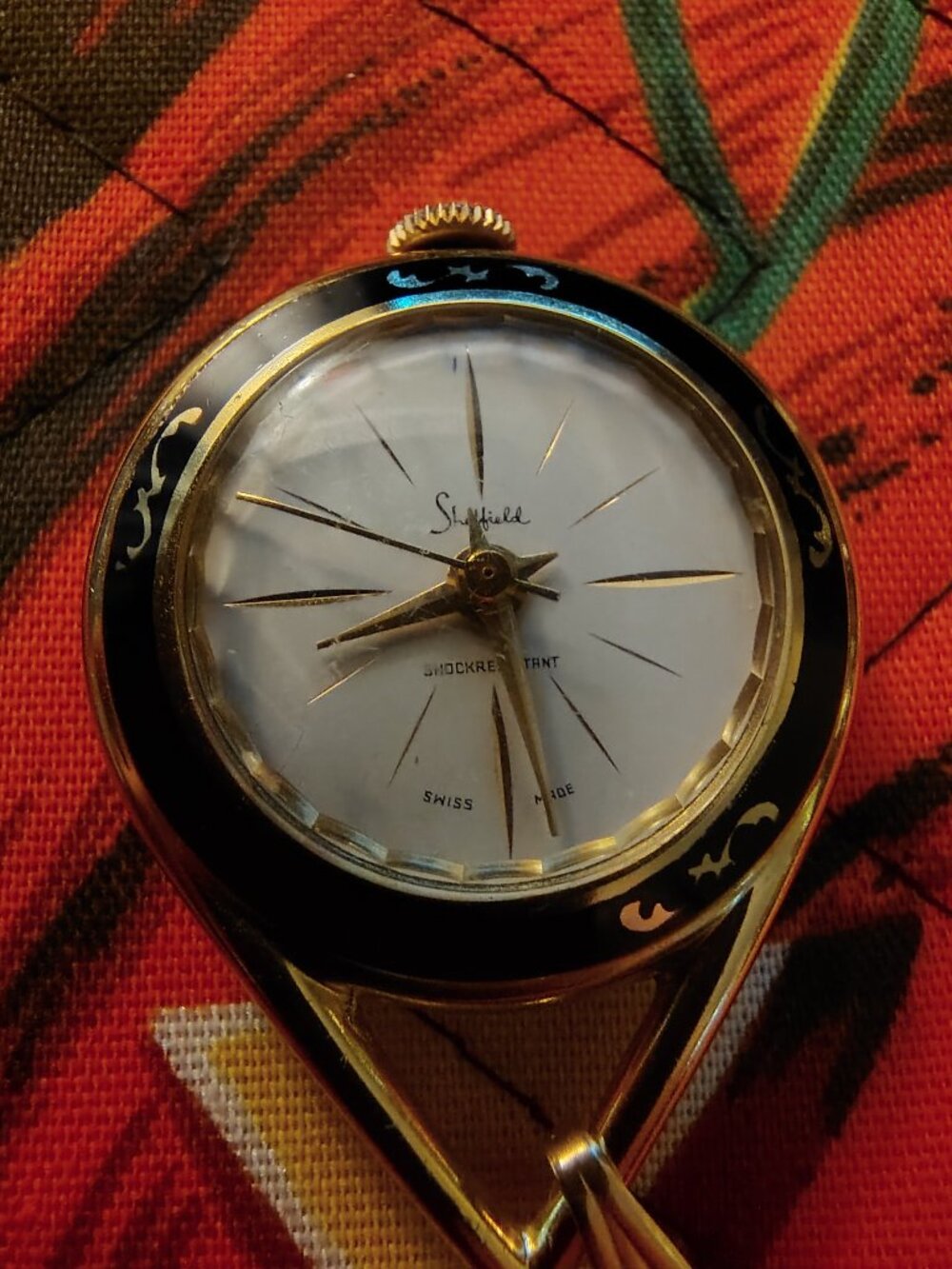 Vintage pendant watch   runs great  nice retro!!!